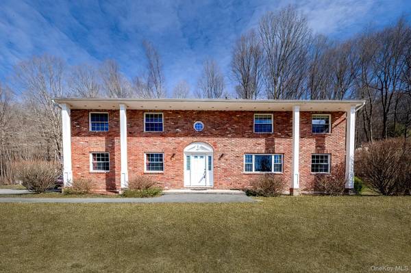 5 Equestrian Acres LN, Brewster, NY 10509