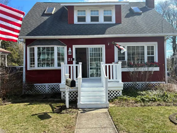 21 Wellington PL, Amityville, NY 11701