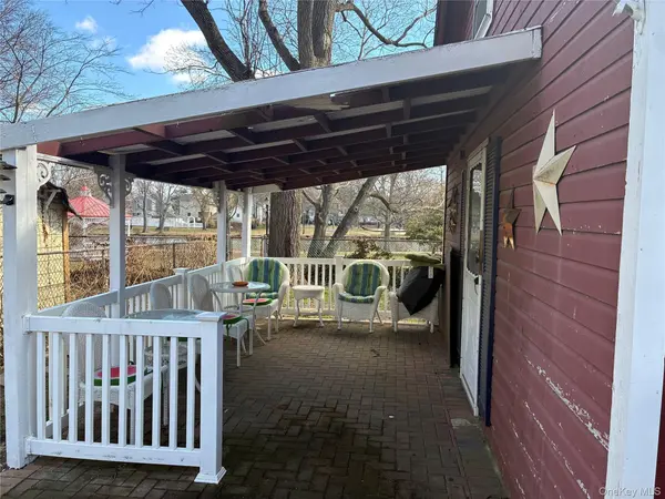21 Wellington PL, Amityville, NY 11701