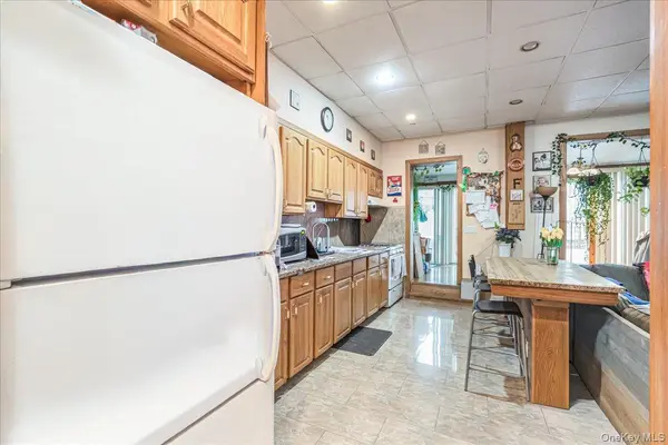 73-51 70th ST, Glendale, NY 11385