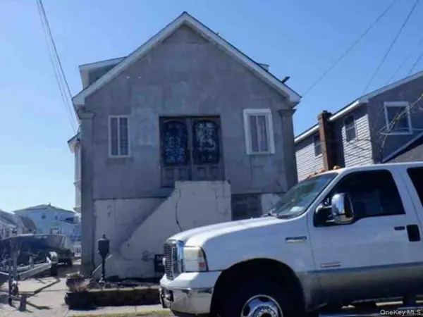 717 S 9th ST, Lindenhurst, NY 11757