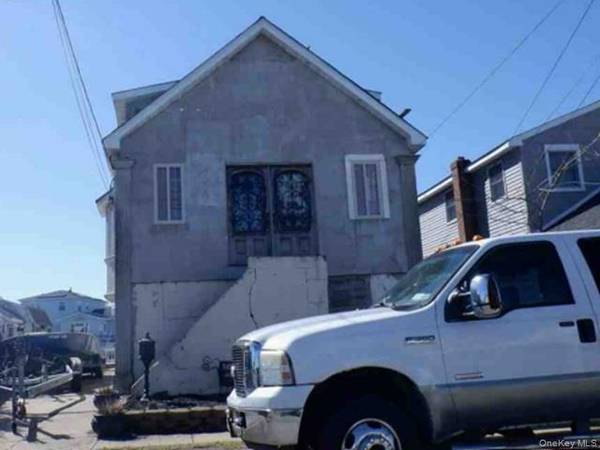 717 S 9th ST, Lindenhurst, NY 11757