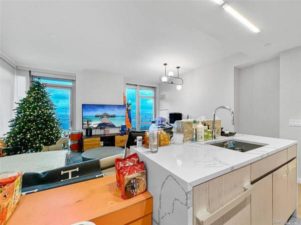 13327 39th AVE #5Q, Flushing, NY 11354