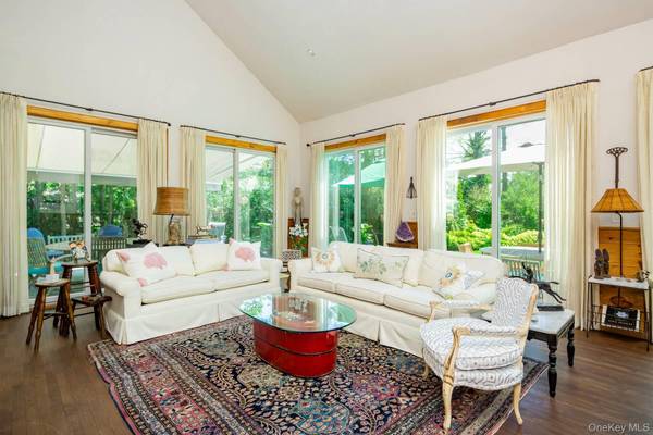 61 Huckleberry LN, East Hampton, NY 11937