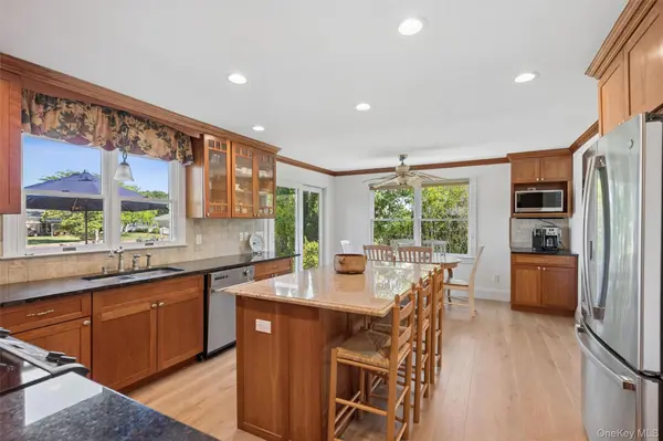 23 Whiting RD, East Quogue, NY 11942