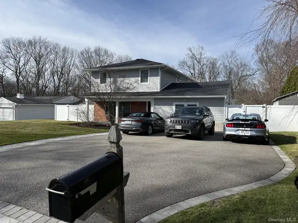3 Pimlico CT, Commack, NY 11725