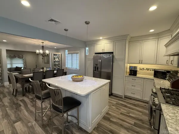 3 Pimlico CT, Commack, NY 11725