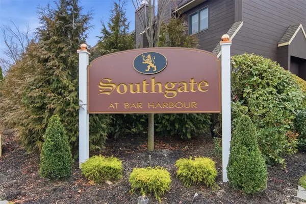 54 Southgate CIR, Massapequa Park, NY 11762