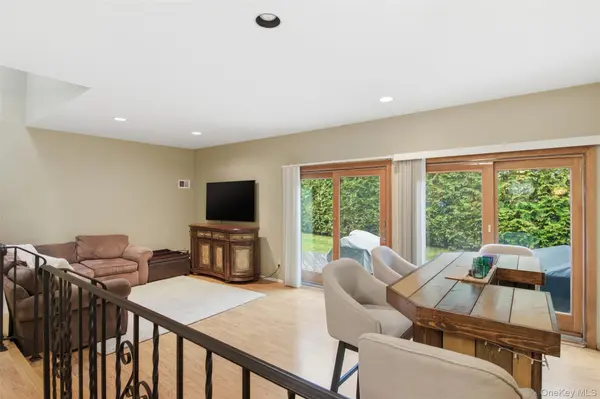 54 Southgate CIR, Massapequa Park, NY 11762
