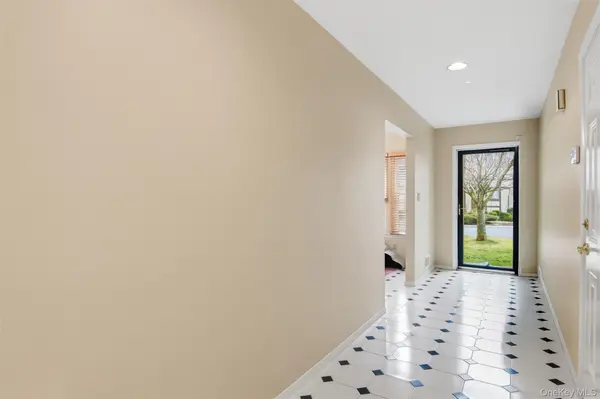 54 Southgate CIR, Massapequa Park, NY 11762