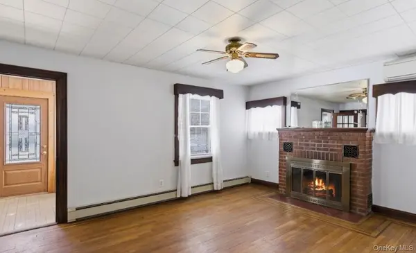 126 Grant ST, Centerport, NY 11721