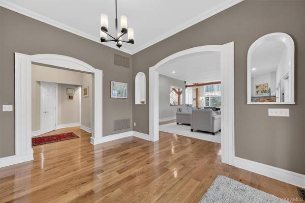 48 Eastview LN, Red Hook, NY 12571