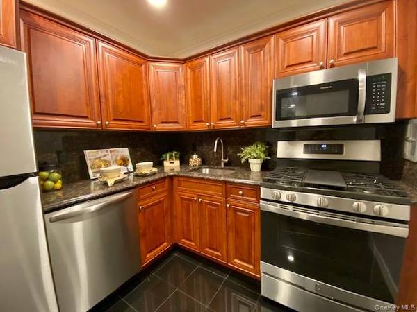 327 Brook AVE #327-2B, Bay Shore, NY 11706