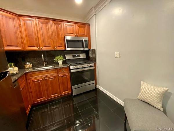 327 Brook AVE #327-2B, Bay Shore, NY 11706