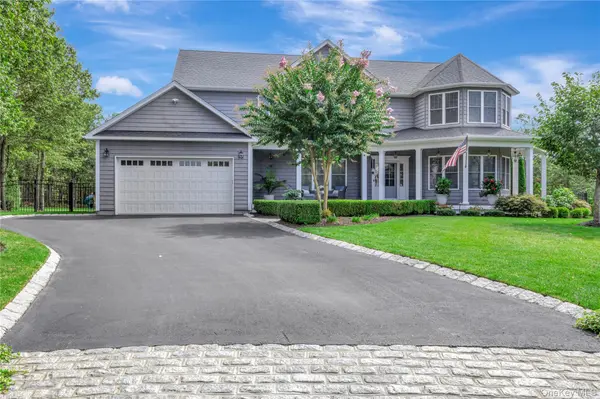 39 Blackberry LN, Center Moriches, NY 11934