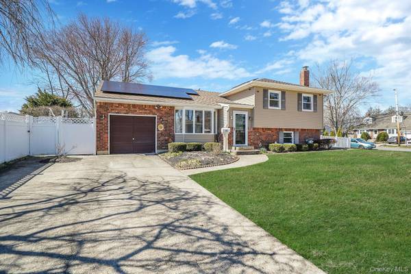 18 Wendorf CT, North Babylon, NY 11703