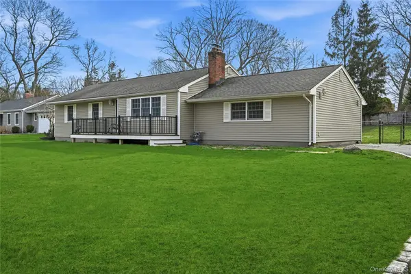 8 Kemswick DR, Stony Brook, NY 11790