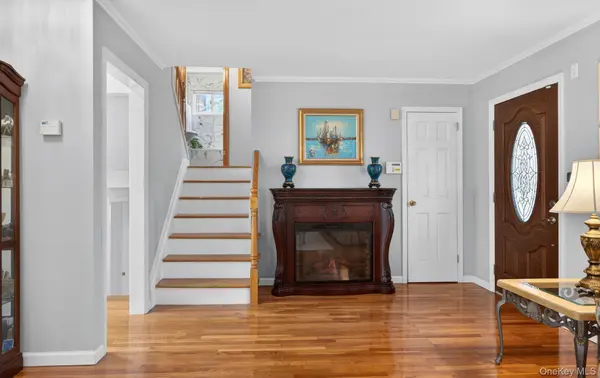 9 Marilyn BLVD, Plainview, NY 11803