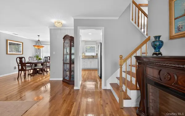 9 Marilyn BLVD, Plainview, NY 11803