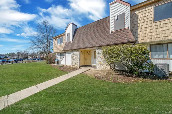 222 Pointe Circle N #2, Coram, NY 11727