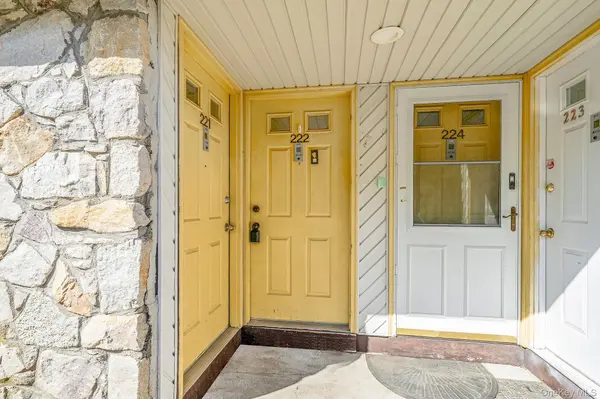 222 Pointe Circle N #2, Coram, NY 11727