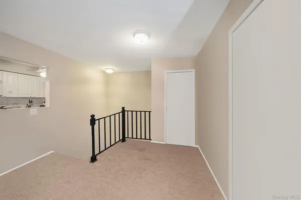 222 Pointe Circle N #2, Coram, NY 11727