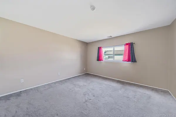 222 Pointe Circle N #2, Coram, NY 11727