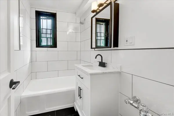 1569 metropolitan AVE #4g, Bronx, NY 10462