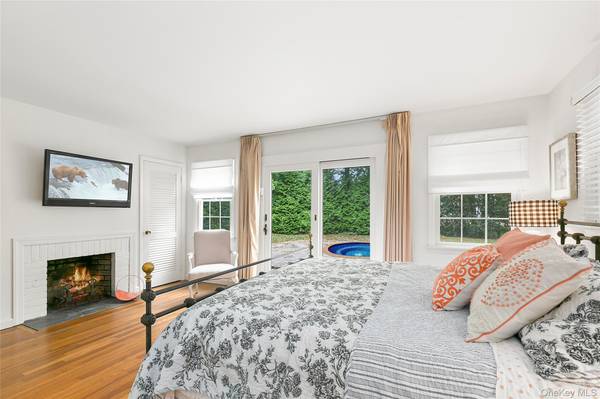 669 Hill ST, Southampton, NY 11968