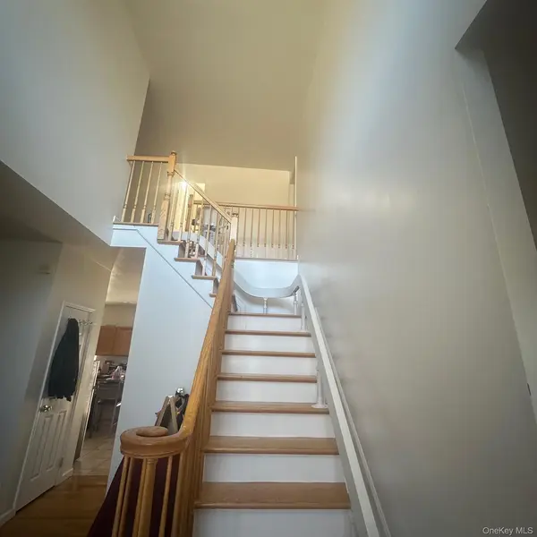 141 N 28 ST, Wheatley Heights, NY 11798