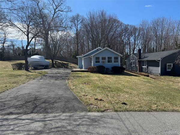 44 Cedar DR, Miller Place, NY 11764
