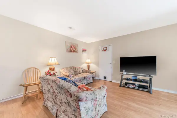 9 Kiowa CT #9, Coram, NY 11727