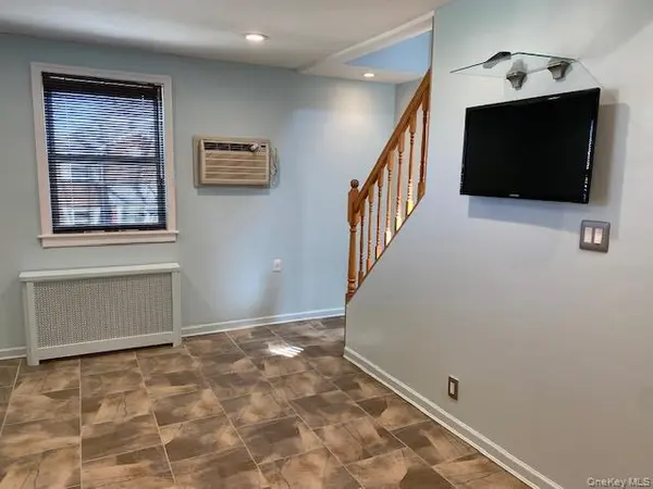 263-17 74th AVE #E-2, Glen Oaks, NY 11004