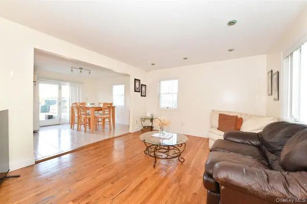 300 Pennsylvania AVE, Mineola, NY 11501