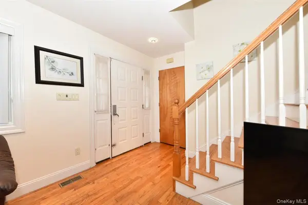 300 Pennsylvania AVE, Mineola, NY 11501