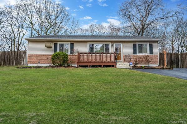 15 Carr LN, Medford, NY 11763