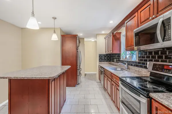 15 Carr LN, Medford, NY 11763