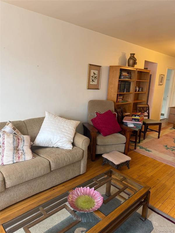 87-10 204 #B-61, Hollis, NY 11427