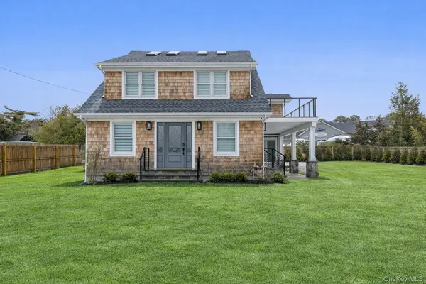 10 Sagamore RD, Hampton Bays, NY 11946