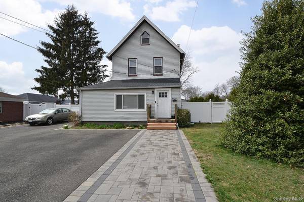 25 Hazel ST, Central Islip, NY 11722