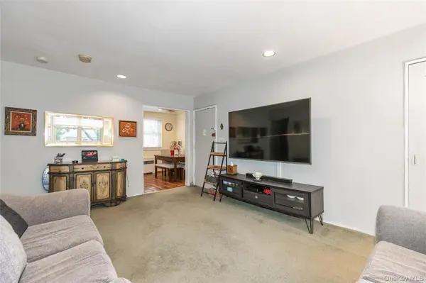 60-39 251st ST #2nd Fl, Little Neck, NY 11362