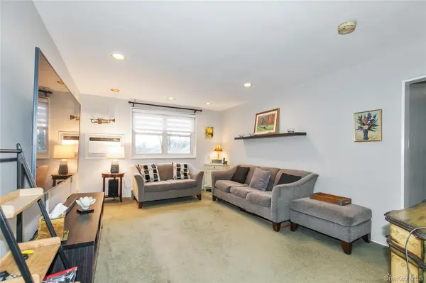60-39 251st ST #2nd Fl, Little Neck, NY 11362