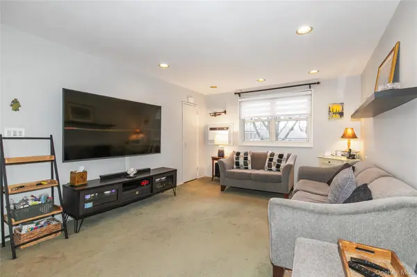 60-39 251st ST #2nd Fl, Little Neck, NY 11362