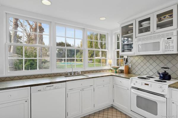 393 Hill ST, Southampton, NY 11968