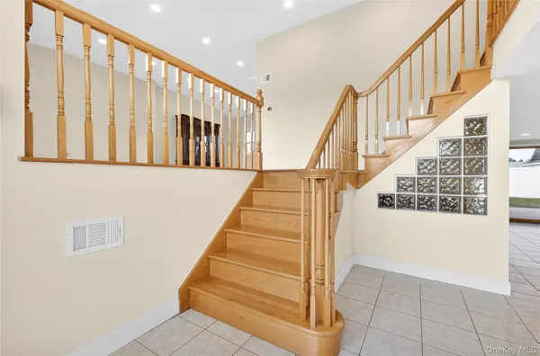 38 S Oaks BLVD, Plainview, NY 11803