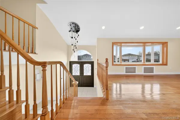38 S Oaks BLVD, Plainview, NY 11803