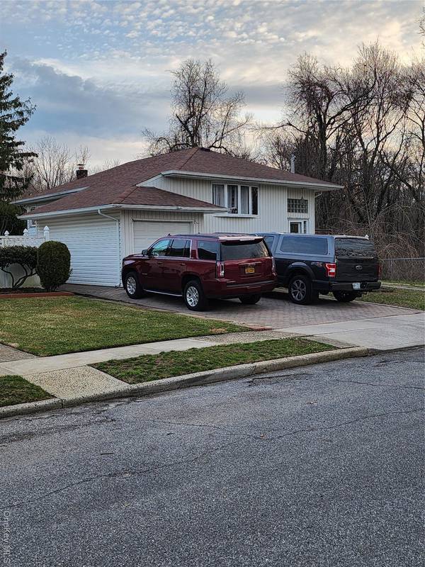 1656 Michalicki PL, Merrick, NY 11566