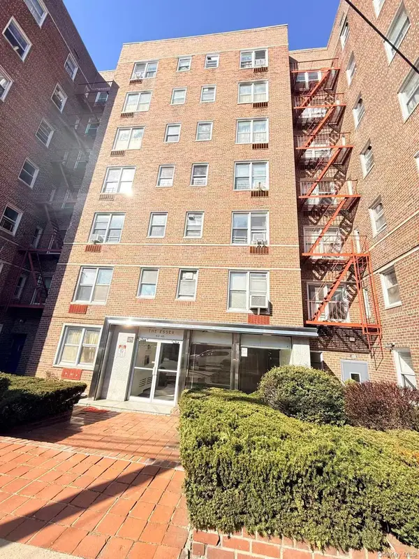 63-45 Saunders ST #5J, Rego Park, NY 11374