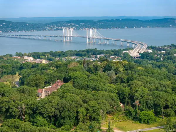 16 Carriage TRL, Tarrytown, NY 10591