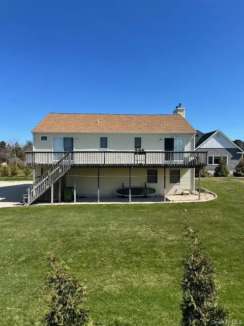7 Corwin LN, Hampton Bays, NY 11946